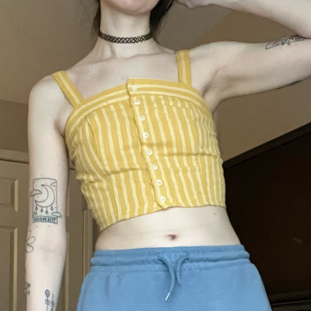 🌻 Yellow Cropped Tank - Picture 4 of 8